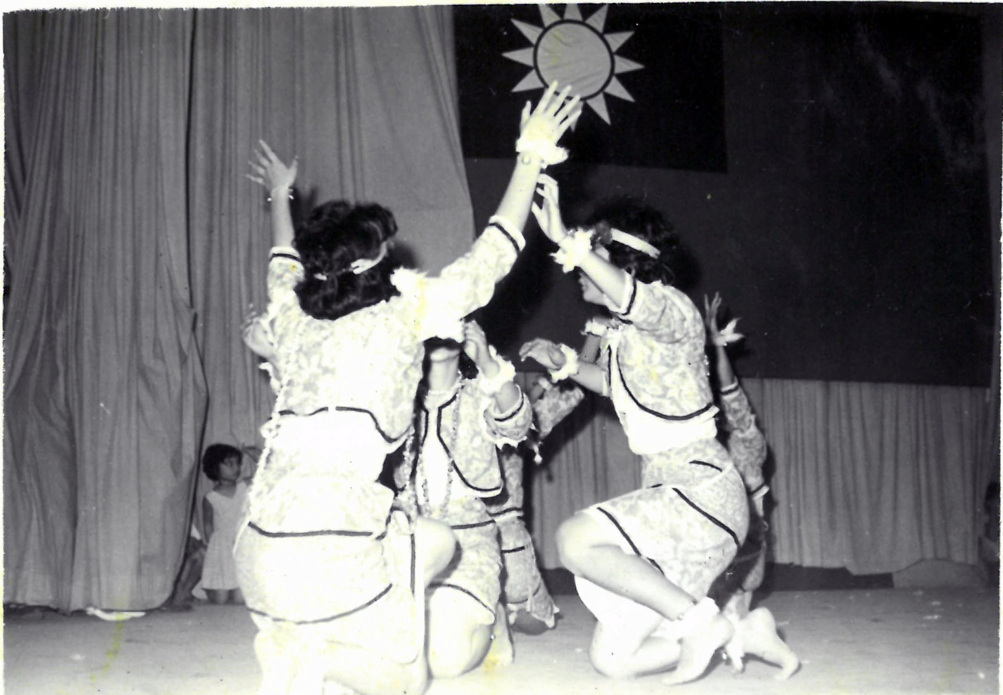144.53年5月xx日 本校女生舞編隊參加全縣民族舞蹈比賽榮獲冠軍